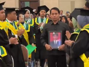 Haru Ayah Wakili Wisuda Anaknya yang Telah Meninggal di Unisa Jogja