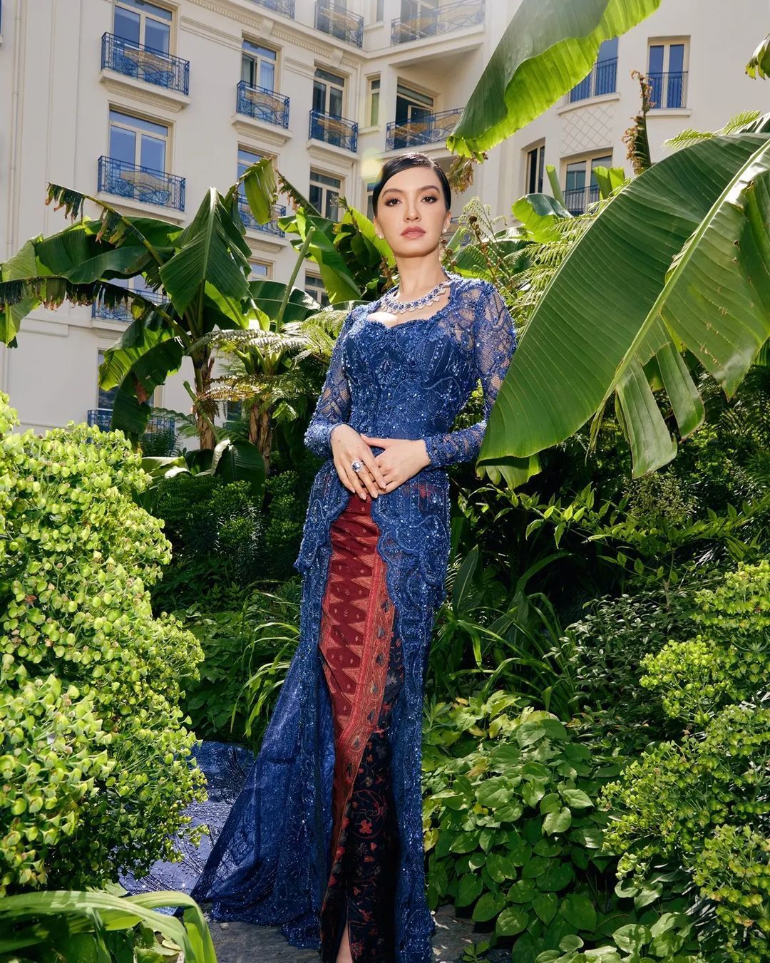 Momen Raline Shah mengenakan balutan kebaya dan kain batik di Cannes Film Festival 2023/ Foto: instagram.com/ralineshah
