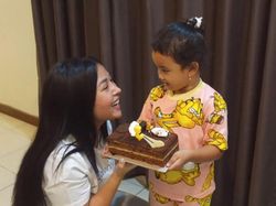 Mutia Ayu Cerita Momen Pertama Kali Ajak Gewa ke Makam Glenn Fredly