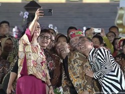 Para Menteri Tampil di Istana Berbatik, Sri Mulyani-Pak Bas Selfie di Catwalk