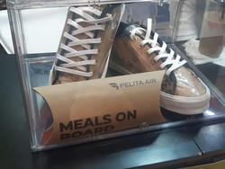 Pelita Air Pamer Bungkus Makanan Penumpang Disulap Jadi Sepatu