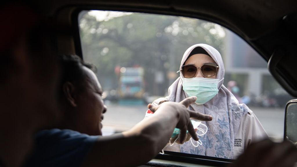 Cegah ISPA Akibat Kabut Asap, 3,7 Juta Masker Disebar di Palembang Cegah ISPA Akibat Kabut Asap, 3,7 Juta Masker Disebar di Palembang
