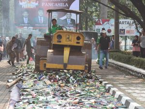 Ribuan Botol Miras Hasil Operasi Satpol PP Bogor Dimusnahkan