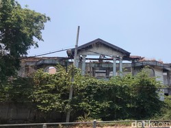 Penampakan Rumah Hantu Darmo Lokasi Syuting Happy Asmara Sebelum Kesurupan