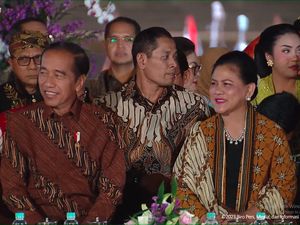 Aksi Para Artis-Menteri Jokowi catwalk di Istana Berbatik Aksi Para Artis-Menteri Jokowi catwalk di Istana Berbatik