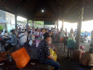 Ditutup Sehari terkait Nyepi Segara, Penyeberangan ke Nusa Penida Membeludak Ditutup Sehari terkait Nyepi Segara, Penyeberangan ke Nusa Penida Membeludak