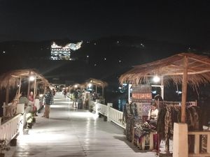 Berburu Suvenir Sambil Sunset-an di Dermaga Putih Labuan Bajo Berburu Suvenir Sambil Sunset-an di Dermaga Putih Labuan Bajo