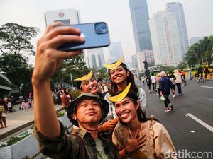 Seru! Swafoto dengan Penari Sumba Barat di CFD Seru! Swafoto dengan Penari Sumba Barat di CFD