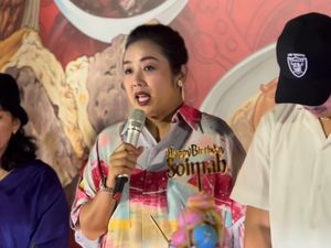 7 Potret Meriahnya Ultah Soimah ke-43, Bak Pesta Rakyat Bernuansa Adat 7 Potret Meriahnya Ultah Soimah ke-43, Bak Pesta Rakyat Bernuansa Adat