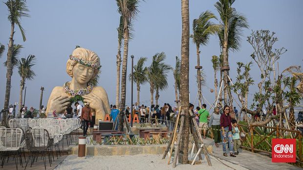 Pengunjung berwisata di Pantai Aloha, PIK 2, Tangerang, Sabtu (30/9/2023). (CNN Indonesia/Adi Maulana Ibrahim)