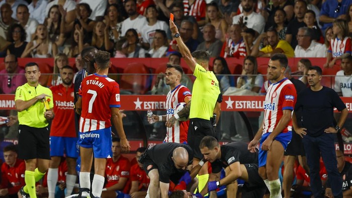 Referee Pulido Santana shows a red card to Real Madrids Nacho during a Spanish La Liga soccer match between Girona and Real Madrid, at the Montilivi stadium in Girona, Spain, Saturday, Sept. 30, 2023. (AP Photo/Joan Monfort)
