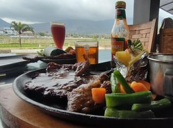 Mencicipi Steak Domba Garut Sambil Menikmati Pesona Gunung Guntur