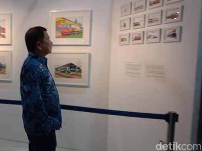 Sayang Cucu, Menteri PPN Borong Lukisan Kereta Api di Stasiun Tugu