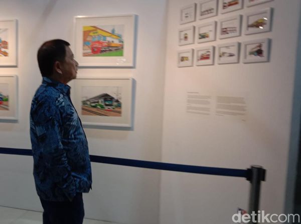 Sayang Cucu, Menteri PPN Borong Lukisan Kereta Api di Stasiun Tugu