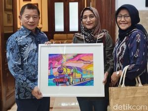 Menteri PPN Beli 4 Lukisan Kereta Karya Seniman Anak Berkebutuhan Khusus