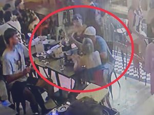 Duh, Bule Terekam CCTV Curi Duit dari Tas Penyanyi Bar di Legian Duh, Bule Terekam CCTV Curi Duit dari Tas Penyanyi Bar di Legian