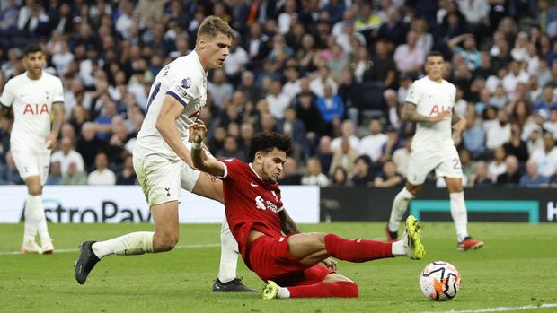 Soccer Football - Premier League - Tottenham Hotspur v Liverpool - Tottenham Hotspur Stadium, London, Britain - September 30, 2023 Tottenham Hotspur's Micky van de Ven in action as Liverpool's Luis Diaz misses a chance to score Action Images via Reuters/Peter Cziborra NO USE WITH UNAUTHORIZED AUDIO, VIDEO, DATA, FIXTURE LISTS, CLUB/LEAGUE LOGOS OR 'LIVE' SERVICES. ONLINE IN-MATCH USE LIMITED TO 45 IMAGES, NO VIDEO EMULATION. NO USE IN BETTING, GAMES OR SINGLE CLUB/LEAGUE/PLAYER PUBLICATIONS.