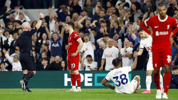 Soccer Football - Premier League - Tottenham Hotspur v Liverpool - Tottenham Hotspur Stadium, London, Britain - September 30, 2023 Liverpool's Diogo Jota is shown a red card by referee Simon Hooper Action Images via Reuters/Peter Cziborra NO USE WITH UNAUTHORIZED AUDIO, VIDEO, DATA, FIXTURE LISTS, CLUB/LEAGUE LOGOS OR 'LIVE' SERVICES. ONLINE IN-MATCH USE LIMITED TO 45 IMAGES, NO VIDEO EMULATION. NO USE IN BETTING, GAMES OR SINGLE CLUB/LEAGUE/PLAYER PUBLICATIONS.