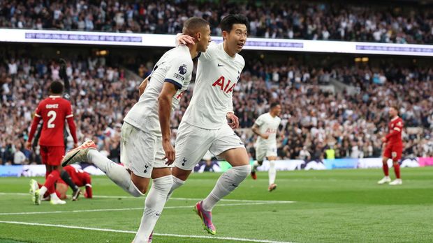 Soccer Football - Premier League - Tottenham Hotspur v Liverpool - Tottenham Hotspur Stadium, London, Britain - September 30, 2023 Tottenham Hotspur's Son Heung-min celebrates scoring their first goal with Richarlison REUTERS/David Klein NO USE WITH UNAUTHORIZED AUDIO, VIDEO, DATA, FIXTURE LISTS, CLUB/LEAGUE LOGOS OR 'LIVE' SERVICES. ONLINE IN-MATCH USE LIMITED TO 45 IMAGES, NO VIDEO EMULATION. NO USE IN BETTING, GAMES OR SINGLE CLUB/LEAGUE/PLAYER PUBLICATIONS.