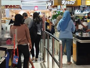 Full Day Sale! Transmart Kokas Diserbu Pengunjung