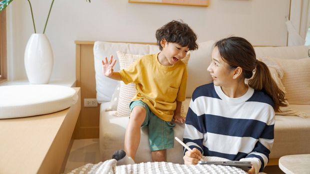 7 Cara Mendidik Anak Usia 3 Tahun agar Cerdas dan Aktif, Batasi Screen Time