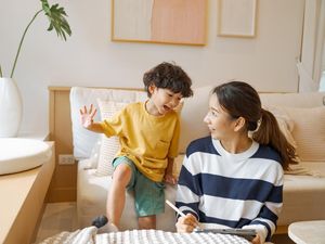 Bukan Hanya Gadget yang Ganggu Interaksi Orang Tua-Anak, Ternyata Hal Ini Juga Bukan Hanya Gadget yang Ganggu Interaksi Orang Tua-Anak, Ternyata Hal Ini Juga