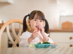 Beragam Penyebab Anak Sering Mengemut Makanan dan Cara Mengatasinya