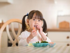 Beragam Penyebab Anak Sering Mengemut Makanan dan Cara Mengatasinya Beragam Penyebab Anak Sering Mengemut Makanan dan Cara Mengatasinya