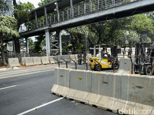 Jalan Medan Merdeka Barat Ditutup Jelang Demo BEM SI di Patung Kuda Jalan Medan Merdeka Barat Ditutup Jelang Demo BEM SI di Patung Kuda