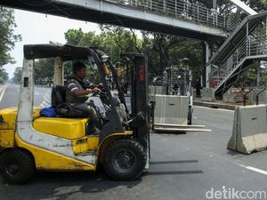 Ada Demo Buruh, Jalan Medan Merdeka Barat Arah Istana Ditutup Ada Demo Buruh, Jalan Medan Merdeka Barat Arah Istana Ditutup