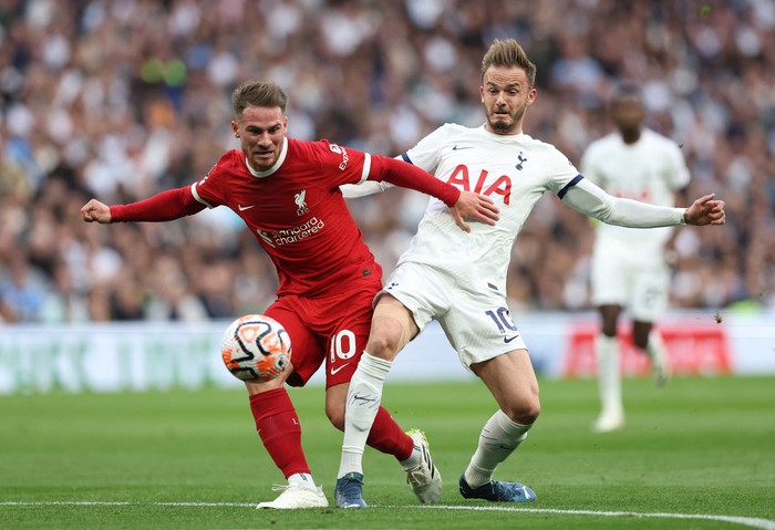 Soccer Football - Premier League - Tottenham Hotspur v Liverpool - Tottenham Hotspur Stadium, London, Britain - September 30, 2023  Liverpool's Alexis Mac Allister in action with Tottenham Hotspur's James Maddison REUTERS/David Klein NO USE WITH UNAUTHORIZED AUDIO, VIDEO, DATA, FIXTURE LISTS, CLUB/LEAGUE LOGOS OR 'LIVE' SERVICES. ONLINE IN-MATCH USE LIMITED TO 45 IMAGES, NO VIDEO EMULATION. NO USE IN BETTING, GAMES OR SINGLE CLUB/LEAGUE/PLAYER PUBLICATIONS.
