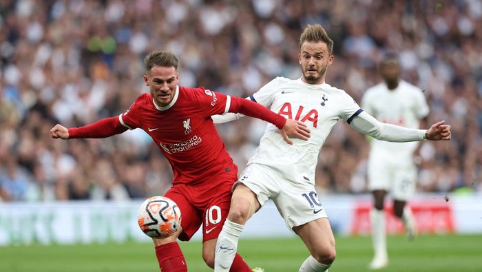 Soccer Football - Premier League - Tottenham Hotspur v Liverpool - Tottenham Hotspur Stadium, London, Britain - September 30, 2023  Liverpools Alexis Mac Allister in action with Tottenham Hotspurs James Maddison REUTERS/David Klein NO USE WITH UNAUTHORIZED AUDIO, VIDEO, DATA, FIXTURE LISTS, CLUB/LEAGUE LOGOS OR LIVE SERVICES. ONLINE IN-MATCH USE LIMITED TO 45 IMAGES, NO VIDEO EMULATION. NO USE IN BETTING, GAMES OR SINGLE CLUB/LEAGUE/PLAYER PUBLICATIONS.