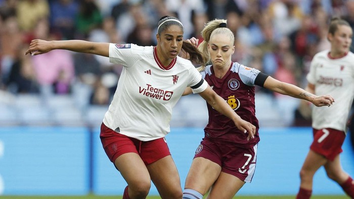 Alisha Lehmann Soccer Football - Women's Super League - Aston Villa v Manchester United - Bescot Stadium, Walsall, Britain - October 1, 2023 Manchester United's Gabrielle George in action with Aston Villa's Alisha Lehmann Action Images via Reuters/Ed Sykes
