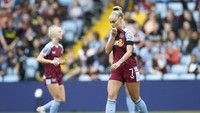 Jersey Aston Villa saat ini dikeluhkan membuat keringat melekat di bahan. Jersey yang basah banget itu membuatnya terasa berat! Foto: Action Images via Reuters/ED SYKES  