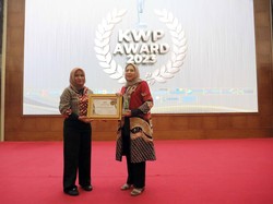 Himmatul Aliyah Raih Legislator Pro Kemajuan Pendidikan di KWP Award 2023