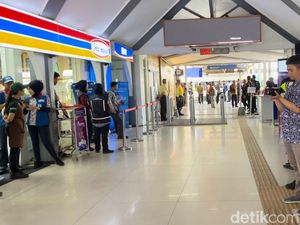 Antusias Warga Sambut Jokowi di Stasiun Bandung