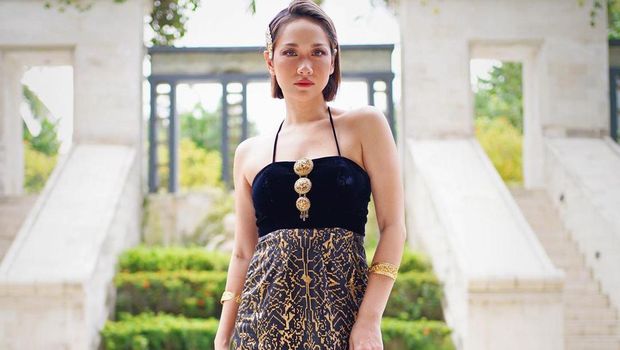 Artis Pakai Batik