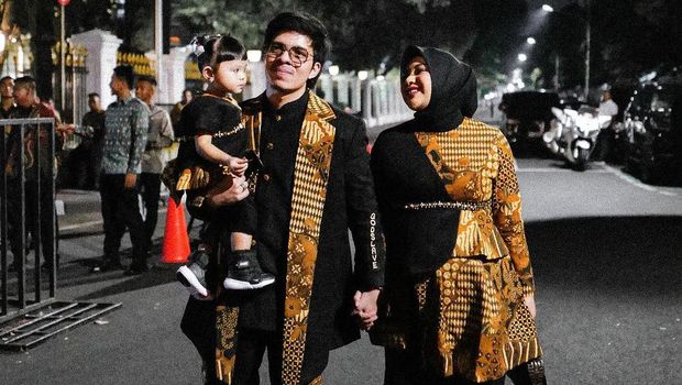 Artis Pakai Batik