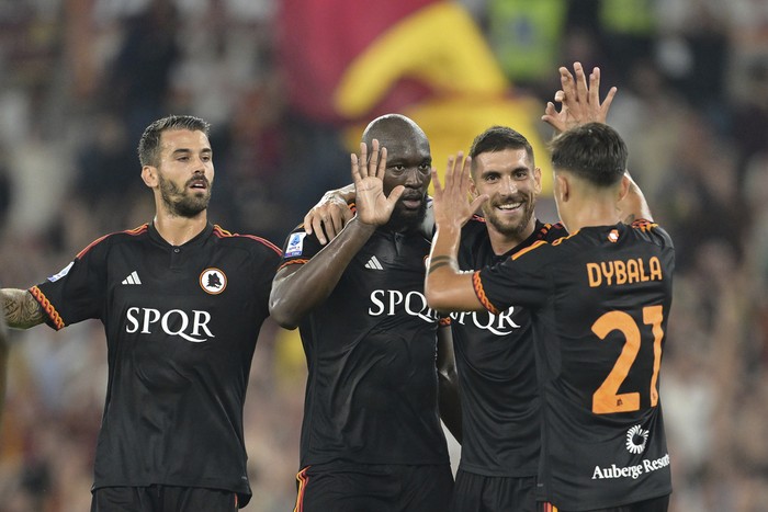 Romas Romelu Lukaku, second left, celebrates scoring with teammates the Serie A soccer match between Roma and Frosinone, at the Rome Olympic stadium Sunday, Oct. 1, 2023. (Alfredo Falcone/LaPresse via AP)