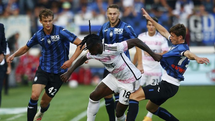 Juventus Moise Kean, center, is challenged by Atalantas Giorgio Scalvini , left, and Marten de Roon during the Serie A soccer match between Atalanta and Juventus at the Gewiss stadium in Bergamo, Italy, Sunday, Oct. 1, 2023. (Spada/LaPresse via AP)