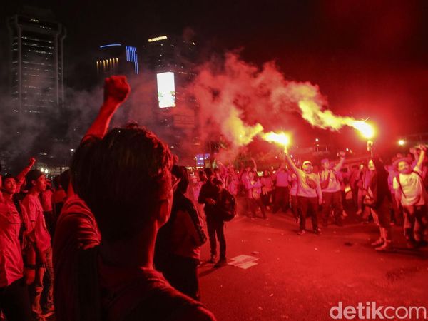 Bertahan hingga Malam, Aliansi Buruh Akhirnya Membubarkan Diri