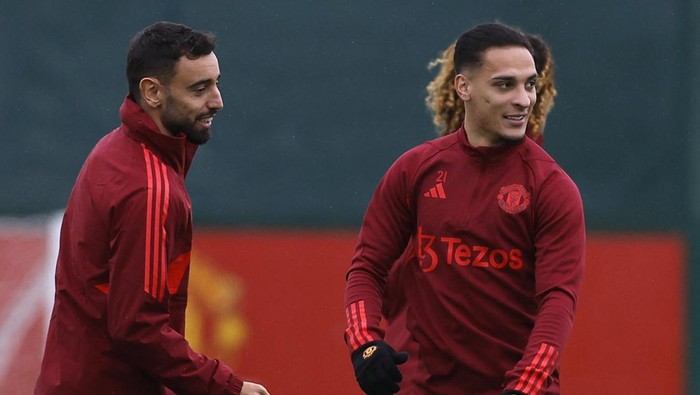 Soccer Football - Champions League - Manchester United Training - Trafford Training Centre, Manchester, Britain - October 2, 2023  Manchester Uniteds Bruno Fernandes and Antony during training Action Images via Reuters/Jason Cairnduff