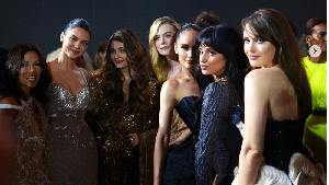 7 Potret Enzy Storia dan Cinta Laura Catwalk di Paris Bareng Kendall Jenner