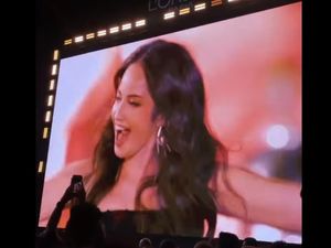 Kibas Rambut-Kecup Bahu, Gaya Enzy Storia Catwalk di Paris Bareng Kendall Jenner Kibas Rambut-Kecup Bahu, Gaya Enzy Storia Catwalk di Paris Bareng Kendall Jenner
