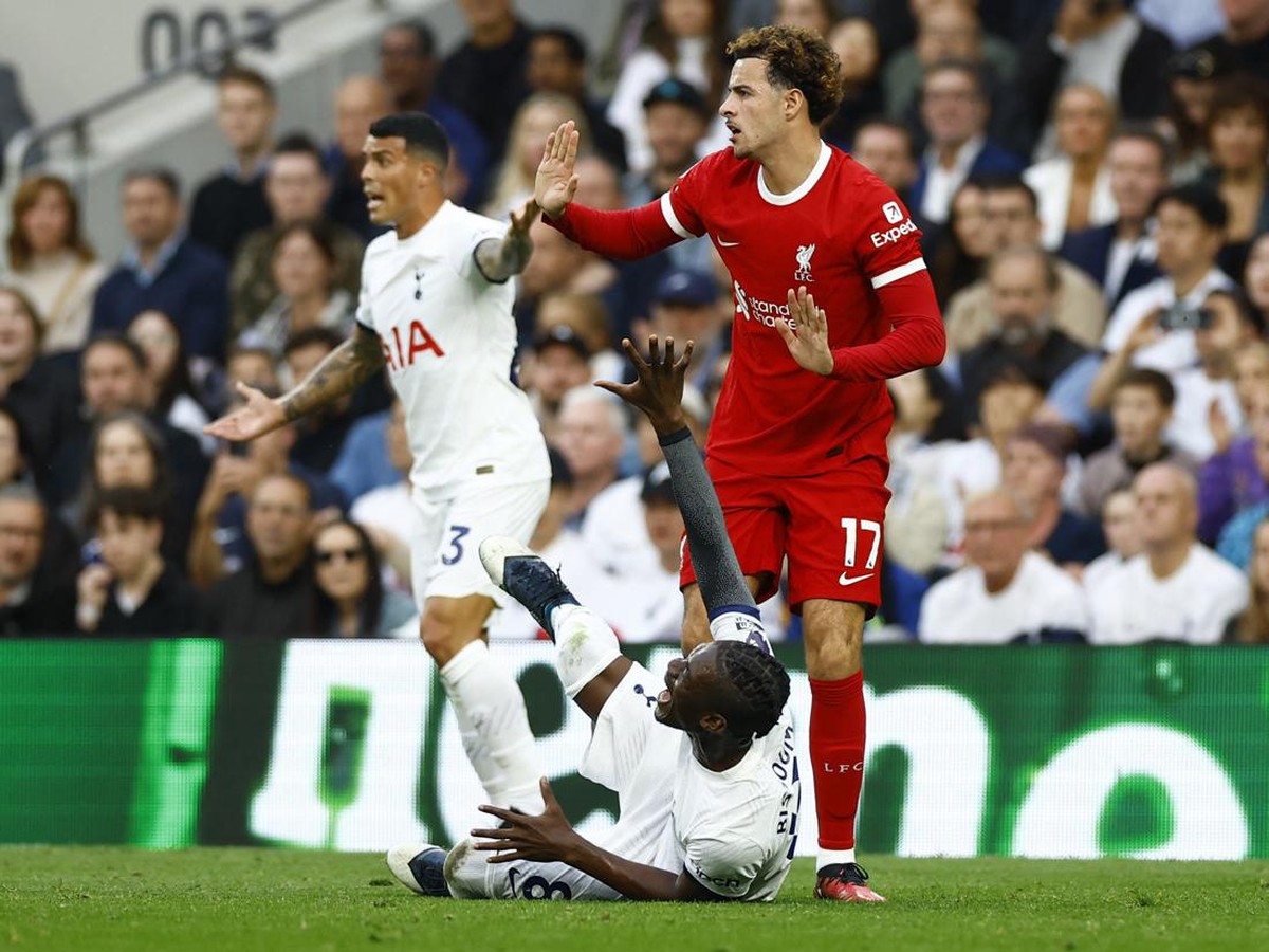 Momen Curtis Jones (merah) saat melanggar Yves Bissouma. Foto: Action Images via Reuters/PETER CZIBORRA