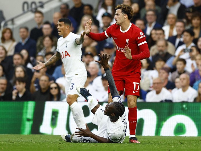 Soccer Football - Premier League - Tottenham Hotspur v Liverpool - Tottenham Hotspur Stadium, London, Britain - September 30, 2023 Tottenham Hotspurs Yves Bissouma reacts after being fouled by Liverpools Curtis Jones and is later sent off Action Images via Reuters/Peter Cziborra NO USE WITH UNAUTHORIZED AUDIO, VIDEO, DATA, FIXTURE LISTS, CLUB/LEAGUE LOGOS OR LIVE SERVICES. ONLINE IN-MATCH USE LIMITED TO 45 IMAGES, NO VIDEO EMULATION. NO USE IN BETTING, GAMES OR SINGLE CLUB/LEAGUE/PLAYER PUBLICATIONS.