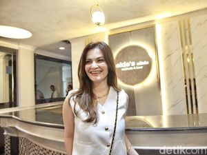 5 Potret Cut Tari Tetap Cantik di Usia 45 Tahun