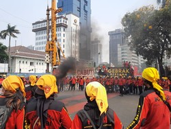 Massa Demo Buruh Bakar Ban di Sekitar Patung Kuda Jakpus