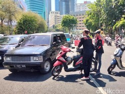 Demo Buruh di Grahadi Macetkan Jalan Gubernur Suryo Surabaya