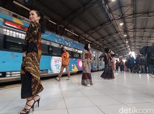 Saat Peron Stasiun-Kereta Disulap Jadi Catwalk Fashion Show Batik